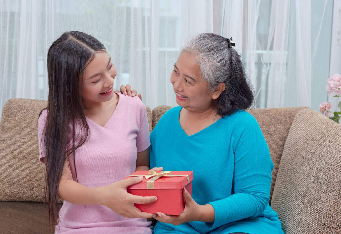 Bingkisan yang Cocok untuk Calon Mertua, Menjalin Hubungan Baik Sejak Awal!