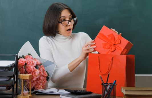Ide Kado untuk Guru Perempuan, Hadiah Spesial yang Menyentuh Hati!
