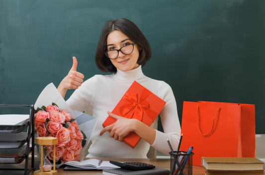 Ide Hadiah Untuk Guru Agar Selalu Diingat, Layak Diberikan!